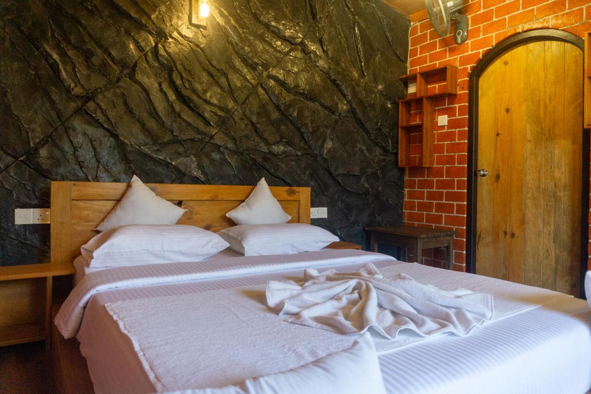Hobbit Hole Hideaway Bed & Breakfast Ella Bagian luar foto